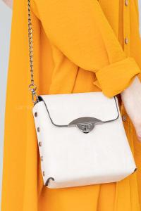 Modalamelif Zımba Detaylı Çapraz Patos Çanta Krem