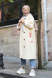 Modalamelif Önü Düğmeli Yazı Baskılı Trenç Bej