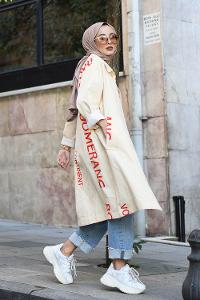 Modalamelif Önü Düğmeli Yazı Baskılı Trenç Bej