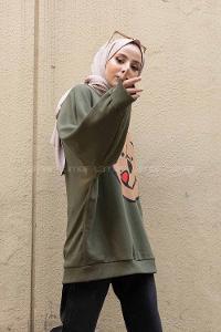 Modalamelif Önü Karikatür Baskılı Sweatshirt Haki