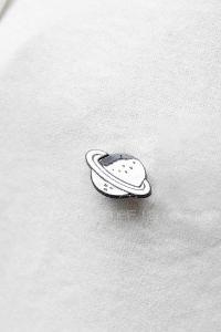 Lamelif Gezegen Broş