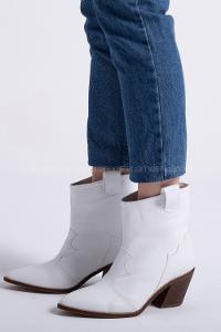 Modalamelif Sivri Burun Nakışlı Deri Beyaz Bot