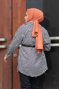 Modalamelif Kazayağı Desen Kemerli Gömlek Siyah Beyaz