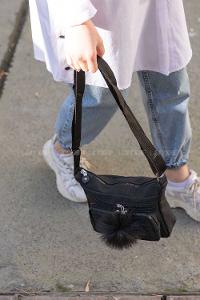 Modalamelif  Krinkıl Kumaş Ponpon Çapraz Çanta Siyah