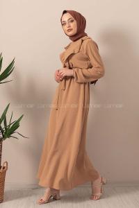 Modalamelif Önü Fırfırlı Kuşaklı Elbise Camel