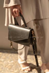 Modalamelif Asimetrik Kapak Kilitli Çanta Siyah