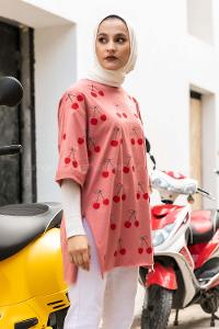 Modalamelif Kiraz Baskılı Yan Yırtmaçlı T-Shirt  Gül