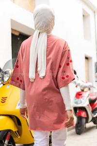 Modalamelif Kiraz Baskılı Yan Yırtmaçlı T-Shirt  Gül