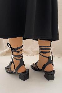 Modalamelif Kadın Topuklu Küt Burun Bilekten Bağlamalı Sandalet Siyah