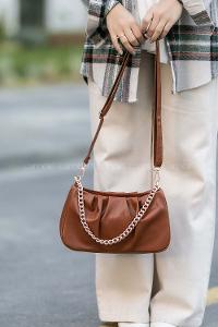 Lamelif Zincir Aksesuarlı Büzgülü Kadın Çanta Taba