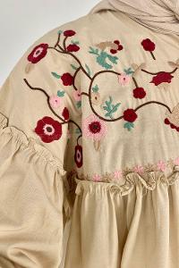 Modalamelif Çiçek Nakışlı Pileli Tunik Bej