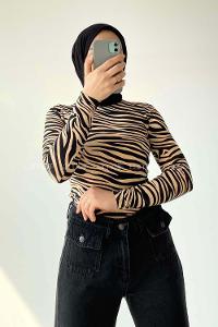 Lamelif Yarım Balıkçı Yaka Zebra Desenli Bluz Krem