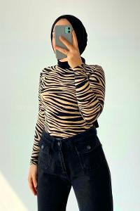 Lamelif Yarım Balıkçı Yaka Zebra Desenli Bluz Krem