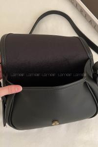 Lamelif Büyük Boy Kapaklı Çapraz Askılı Kadın Çanta Siyah