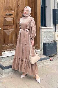 Lamelif Kol Piliseli Hakim Yaka Elbise Sütlü Kahve