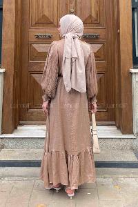 Lamelif Kol Piliseli Hakim Yaka Elbise Sütlü Kahve