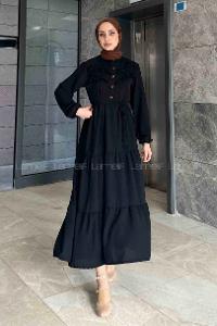 Lamelif Yaka Fırfır Detaylı Yarım Düğmeli Elbise Siyah