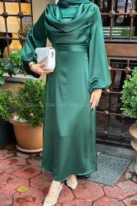 Lamelif Ön Drapeli Saten Tesettür Elbise Zümrüt