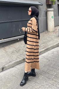 Lamelif Çizgi Detaylı Triko Tesettür Elbise Siyah Kahverengi