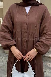 Lamelif Ön Yarım Düğme Detaylı Müslin Kumaş Tesettür Elbise Kahverengi