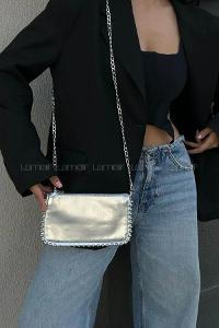 Lamelif Zımbalı Çapraz Askılı Zincirli Model Yumuşak Deri Fermuarlı Kadın Omuz Çantası Gümüş