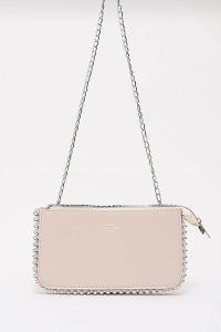 Lamelif Zımbalı Çapraz Askılı Zincirli Model Yumuşak Deri Fermuarlı Kadın Omuz Çantası Krem