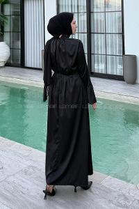 Lamelif Pileli Gül Detaylı Tesettür Elbise Siyah