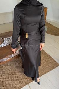 Lamelif Broş Detaylı Saten Elbise Siyah