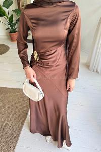 Lamelif Broş Detaylı Saten Elbise Acı Kahve