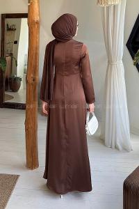 Lamelif Broş Detaylı Saten Elbise Acı Kahve