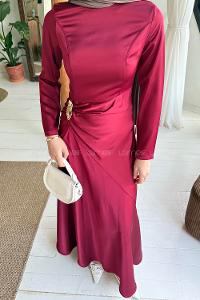 Lamelif Broş Detaylı Saten Elbise Bordo