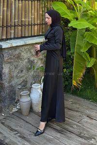 Lamelif Büzgü Detaylı Broşlu Saten Tesettür Elbise Siyah