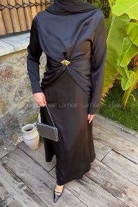 Lamelif Büzgü Detaylı Broşlu Saten Tesettür Elbise Siyah