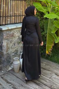 Lamelif Büzgü Detaylı Broşlu Saten Tesettür Elbise Siyah