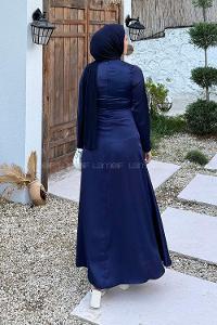 Lamelif Broş Detaylı Saten Elbise Lacivert