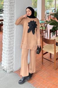 Lamelif Çiçek Aksesuarlı Triko Takım Camel