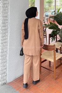 Lamelif Çiçek Aksesuarlı Triko Takım Camel