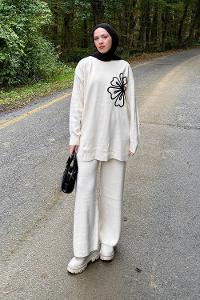 Lamelif Çiçek Detaylı Triko Takım Krem