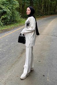 Lamelif Çiçek Detaylı Triko Takım Krem