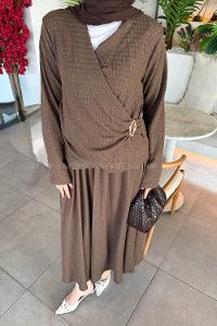 Lamelif Broş Detaylı Etekli Takım Kahverengi