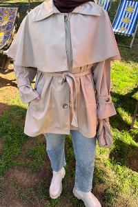 Lamelif Bağlama Detaylı Pelerinli Trençkot Bej