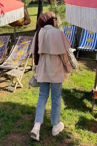 Lamelif Bağlama Detaylı Pelerinli Trençkot Bej