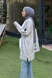 Lamelif Çiçek Detaylı Triko Kazak Açık Gri