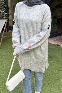 Lamelif Çiçek Detaylı Triko Kazak Açık Gri