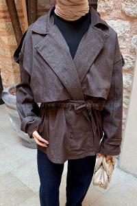 Lamelif Aller Detaylı Pelerinli Kısa Trençkot Acı Kahve