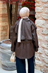 Lamelif Aller Detaylı Pelerinli Kısa Trençkot Acı Kahve