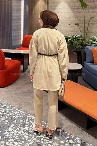 Lamelif Taş Düğme Detaylı Kemerli Takım Bej