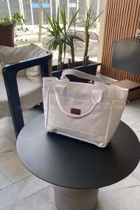 Lamelif Çok Cepli Kanvas Kadın Omuz Çantası Beyaz