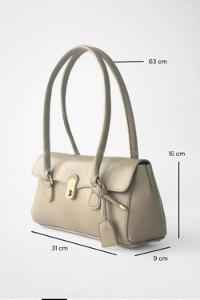 Lamelif Tokalı Deri Charmlı Yatay Klasik Omuz Çantası Krem