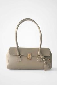 Lamelif Tokalı Deri Charmlı Yatay Klasik Omuz Çantası Krem